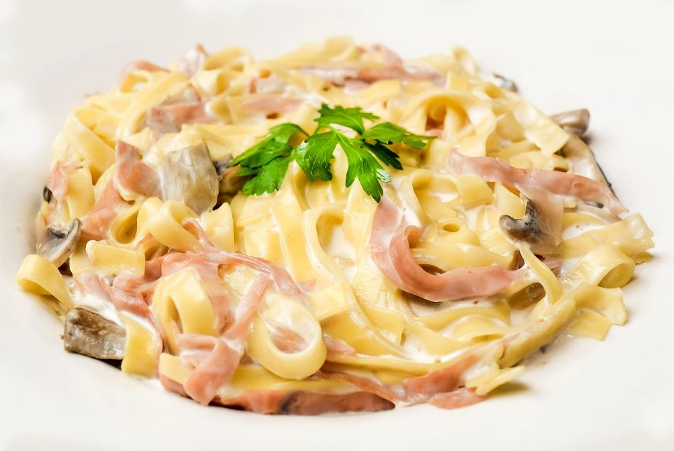 Tagliatelle con mascarpone, funghi adjmor e salmone: un delizioso connubio